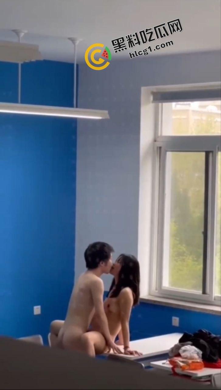青春校园偷吃禁果大合集！教室 楼道发情做爱 一起来看看学生时期的悸动  第2张