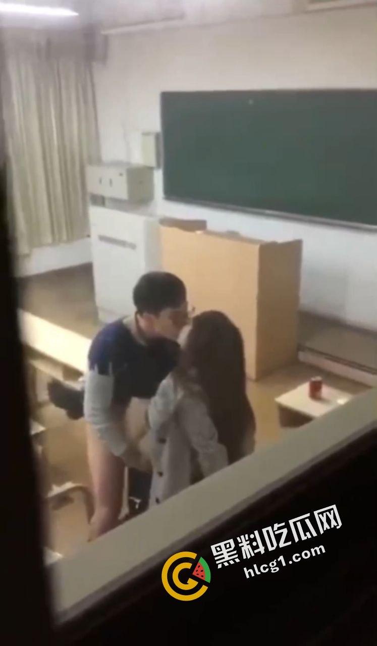 青春校园偷吃禁果大合集！教室 楼道发情做爱 一起来看看学生时期的悸动  第7张