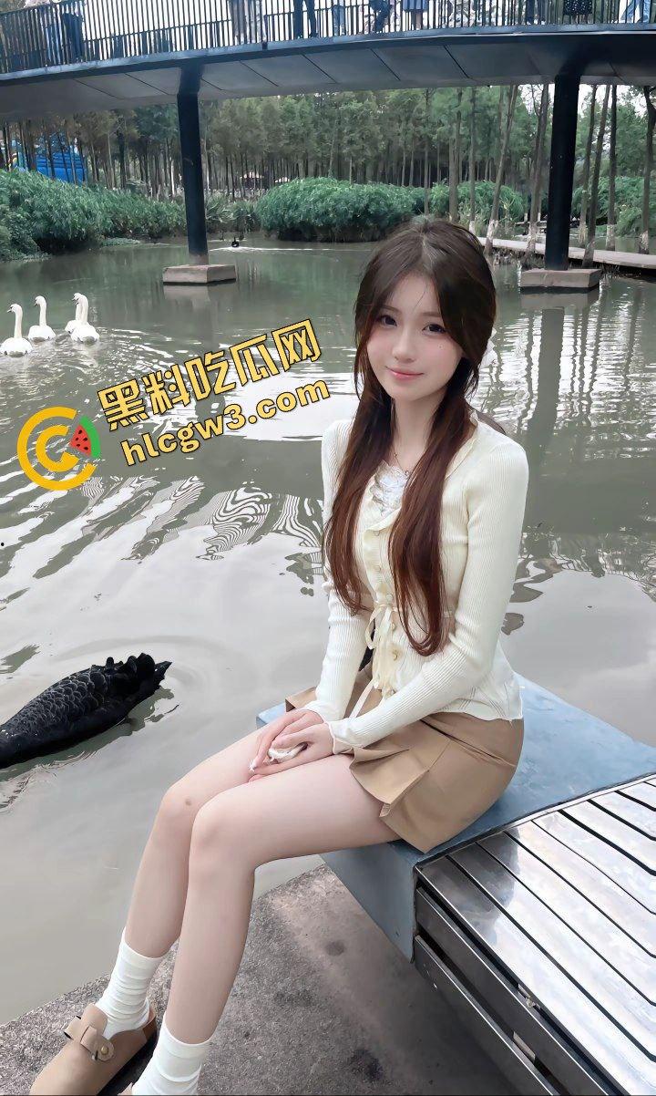 抖音清纯可爱嫩妹反差网红『悲伤小云吞』定制裸露骚舞 酒店浴缸裸奶自拍 独家原创曝光！  第7张