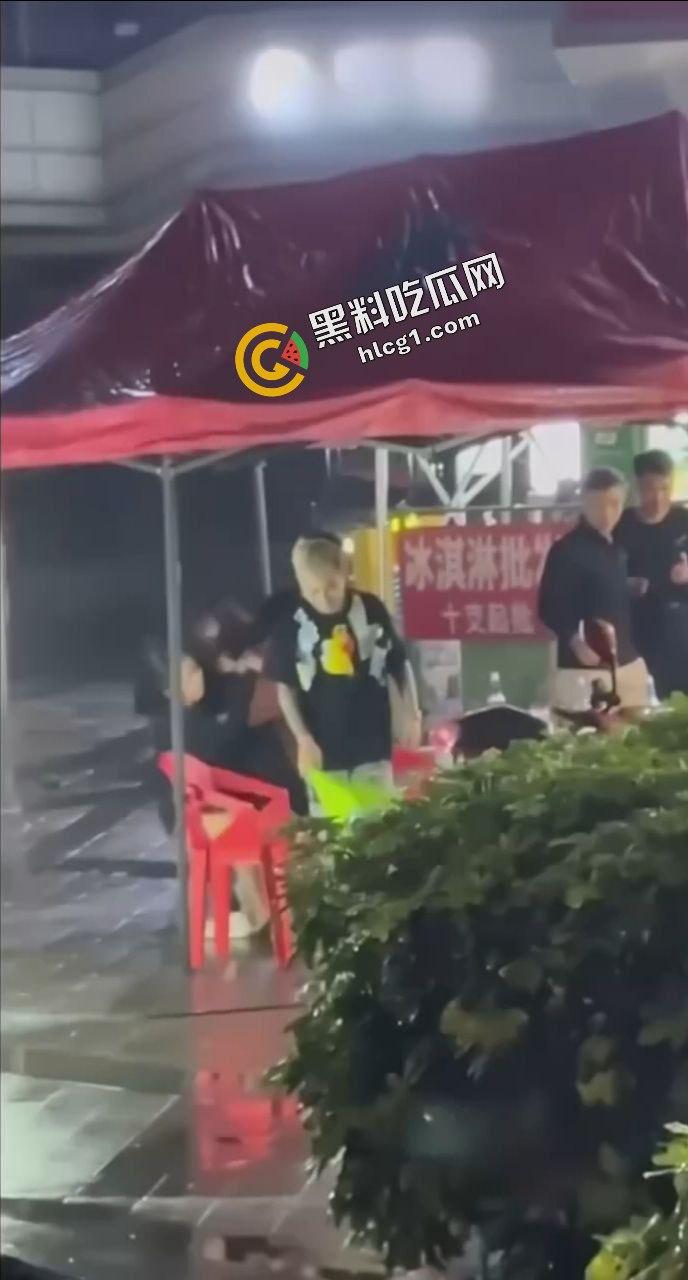 四川抖音46万粉丝网红『梅娜』看错朋友又看错恋人 深夜大排档和众人打架 现场视频流出  第10张