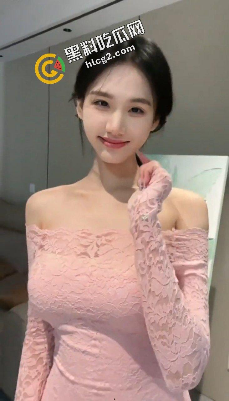 抖音高颜值清纯女网红『裴南苇』与榜上大哥线下真人4P 口爆吞精 轮流爆操 多P视频流出！  第3张