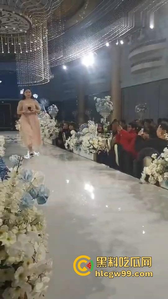 闺蜜比自己胖都嫁出去了，还要当伴娘送戒指，急火攻心气到晕倒，塑料姐妹情太真实了！  第1张