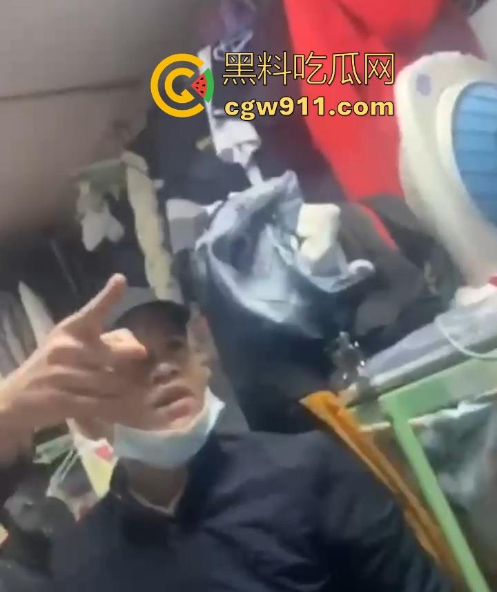 抓奸现场曝光，搞破鞋被捉奸裸体暴打，腹肌猛男被十多人围观下还能面不改色，心理素质极强啊！  第10张