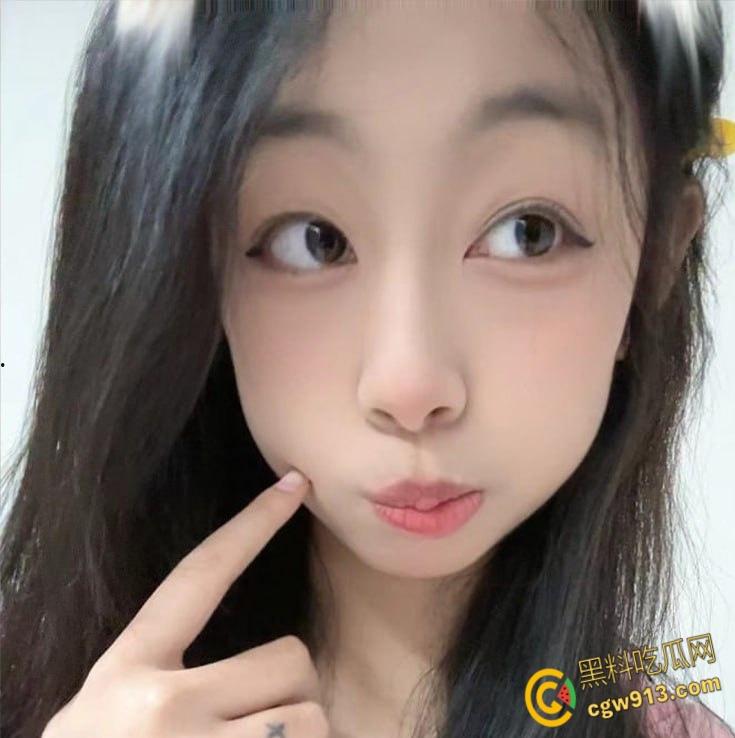 浙江17岁小母狗【徐迎运】，为讨好金主与其朋友3p，舌钉口活别致舒服，未成年酮体就是嫩啊！  第2张