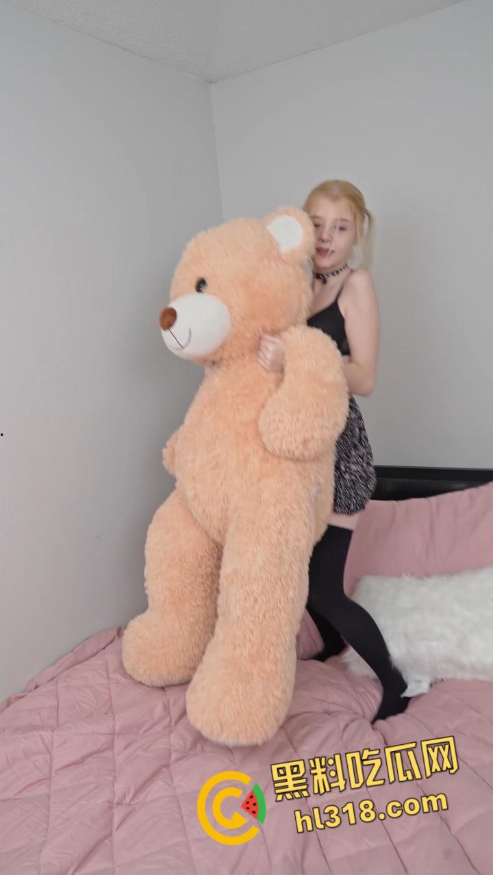 onlyfans大屌男神【Apollostone】，钟爱各种十八九岁的妹子，约会嫩妹萝莉出镜，这欧美女孩真是又嫩又性感啊 !  第1张