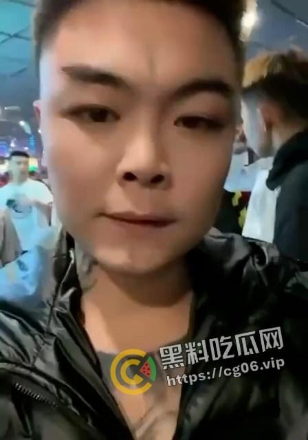 精神小伙哈尔滨斯卡拉迪厅前挑衅!上一秒嚣张至极 下一秒被打成猪头 活该 第1张 精神小伙哈尔滨斯卡拉迪厅前挑衅!上一秒嚣张至极 下一秒被打成猪头 活该 第1张