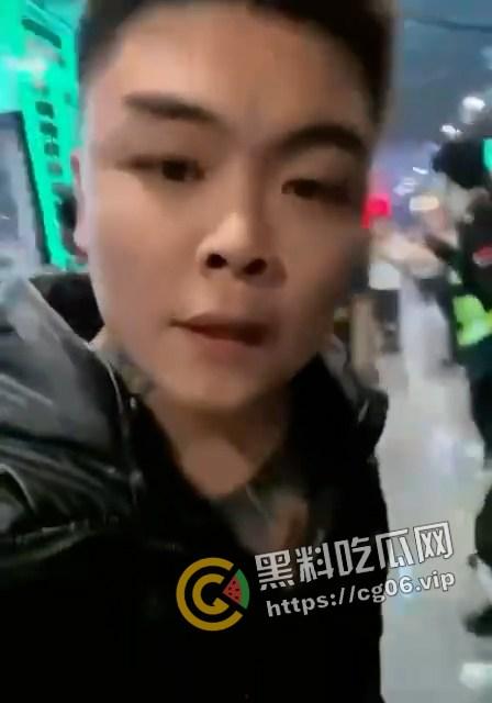 精神小伙哈尔滨斯卡拉迪厅前挑衅!上一秒嚣张至极 下一秒被打成猪头 活该 第2张 精神小伙哈尔滨斯卡拉迪厅前挑衅!上一秒嚣张至极 下一秒被打成猪头 活该 第2张