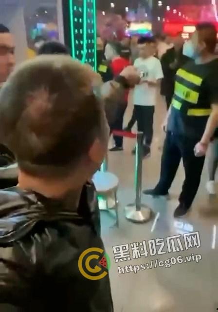 精神小伙哈尔滨斯卡拉迪厅前挑衅!上一秒嚣张至极 下一秒被打成猪头 活该 第3张 精神小伙哈尔滨斯卡拉迪厅前挑衅!上一秒嚣张至极 下一秒被打成猪头 活该 第3张