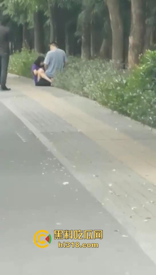 激情情侣马路边操逼！要不是有路人经过劝解还继续干，当路人都是你们两paly的一环呗！  第1张