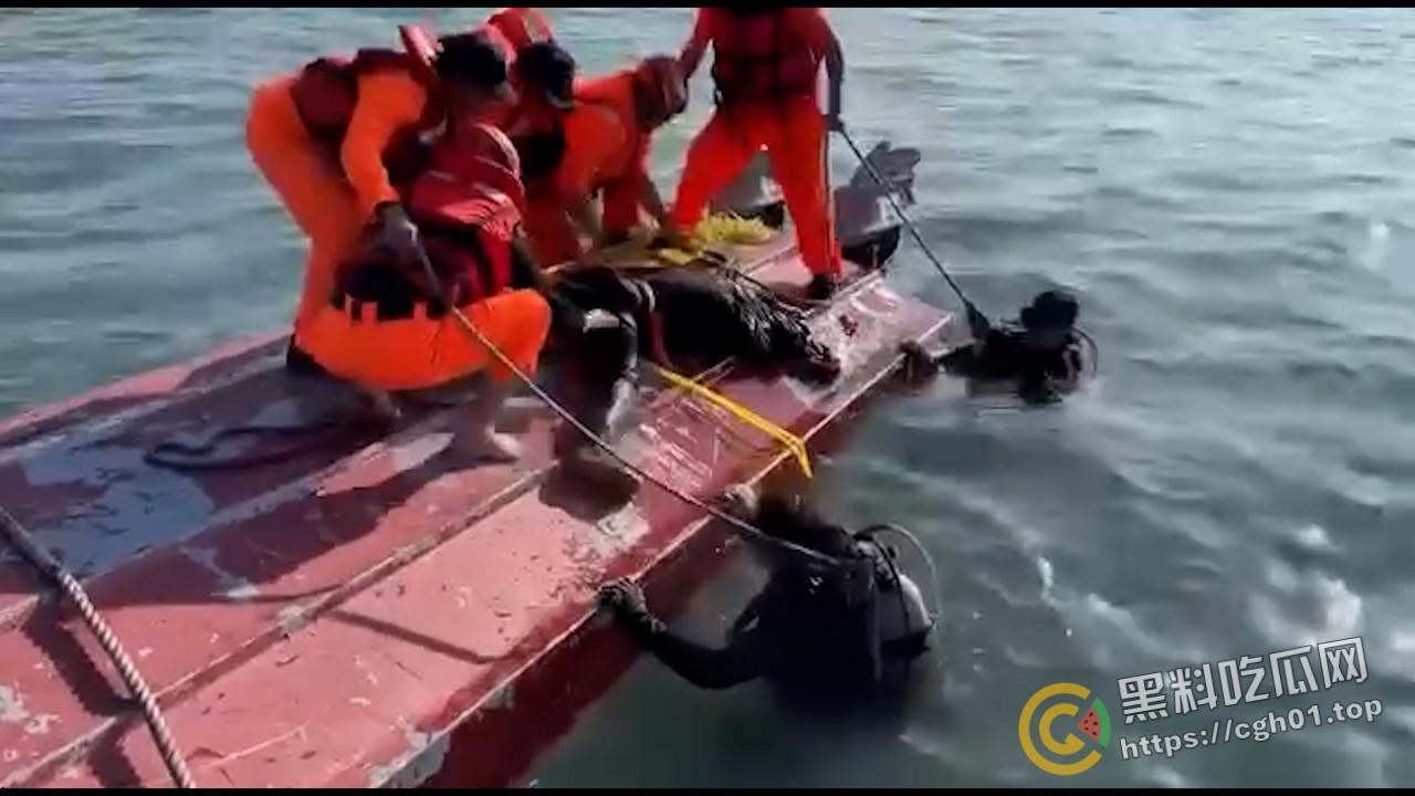 金门大陆渔民溺死事件 东部战区微博评论区被冲 溺死渔民打捞视频已经被删评论流出  第6张