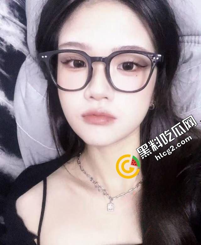 广东财经大学学生妹『钟瑜菲』周末跟学长酒店开房 口爆后入怼脸颜射 视频泄密流出  第2张