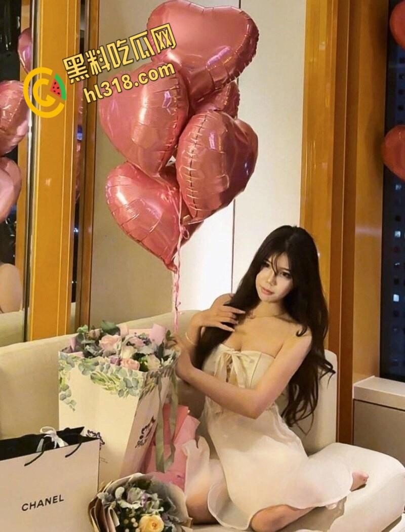 推特大神调教巨乳混血儿，巨乳小母狗自慰发骚，就像一条小母狗翘着屁股等你操，把反差玩的明明白白 ！  第2张