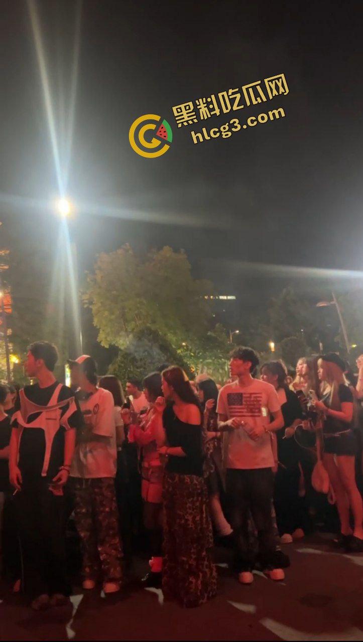 炸裂抓奸事件！厦门福馆李晓彤与男小三被当场捉奸 爆出金句  “她给我舔屌吞精时，你还在哪里打飞机” 气疯后踢打女人 第3张