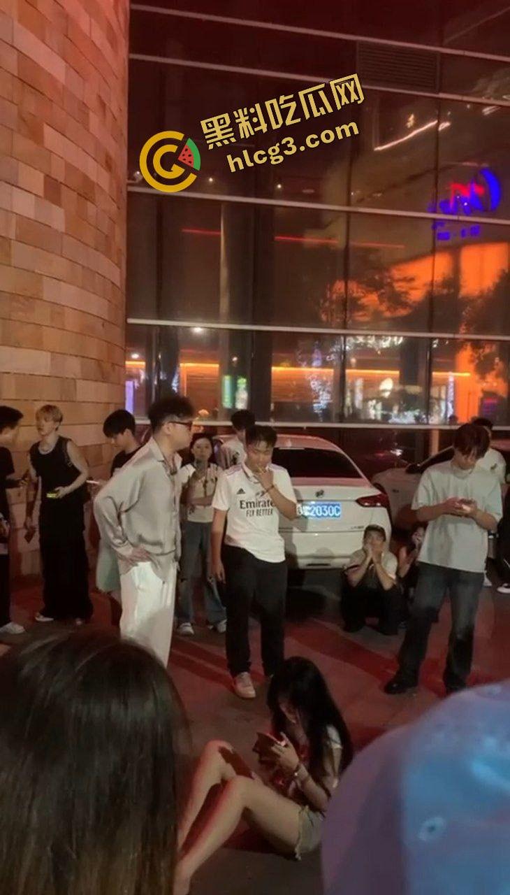 炸裂抓奸事件！厦门福馆李晓彤与男小三被当场捉奸 爆出金句  “她给我舔屌吞精时，你还在哪里打飞机” 气疯后踢打女人 第4张