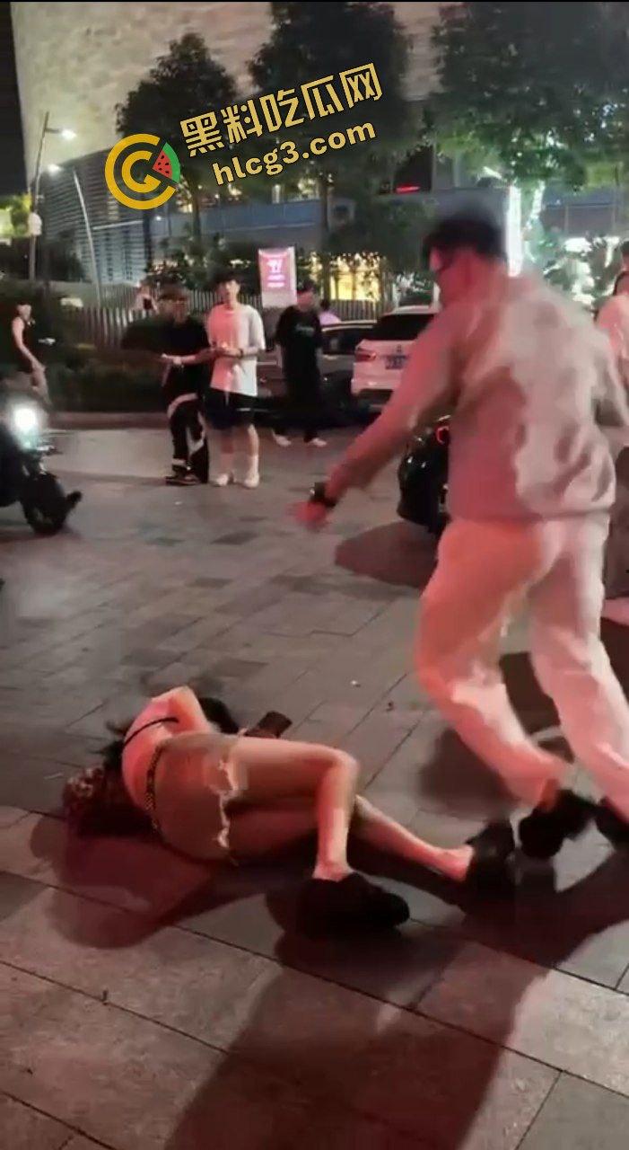 炸裂抓奸事件！厦门福馆李晓彤与男小三被当场捉奸 爆出金句  “她给我舔屌吞精时，你还在哪里打飞机” 气疯后踢打女人 第5张