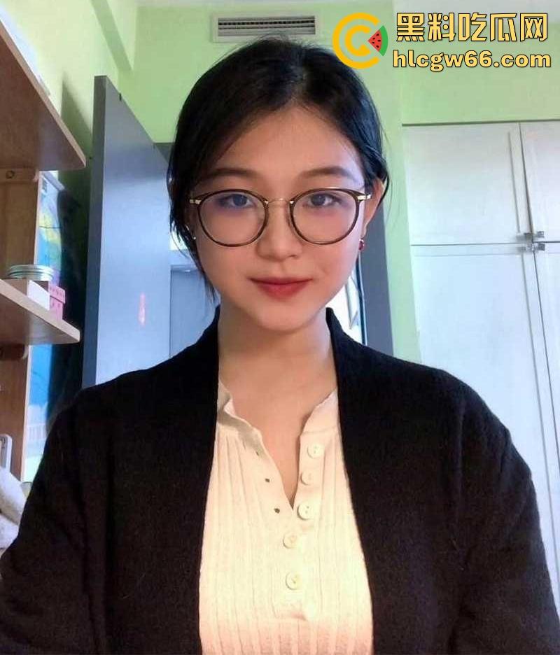 四川微胖巨乳【吴馨欣】身材完美床技高超小母狗 被绿帽男友和好兄弟前后夹击 双洞齐开  第1张