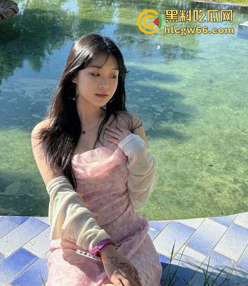 四川微胖巨乳【吴馨欣】身材完美床技高超小母狗 被绿帽男友和好兄弟前后夹击 双洞齐开  第3张