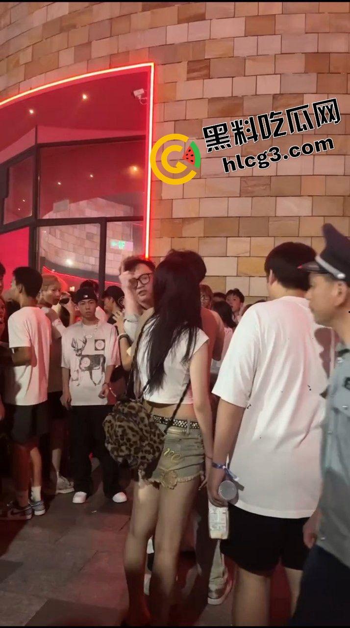 炸裂抓奸事件！厦门福馆李晓彤与男小三被当场捉奸 爆出金句  “她给我舔屌吞精时，你还在哪里打飞机” 气疯后踢打女人 第8张