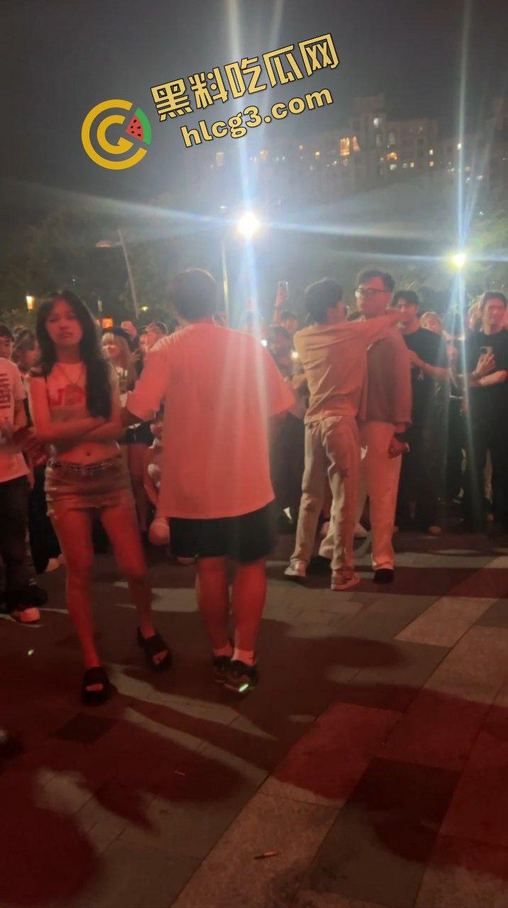 炸裂抓奸事件！厦门福馆李晓彤与男小三被当场捉奸 爆出金句  “她给我舔屌吞精时，你还在哪里打飞机” 气疯后踢打女人 第9张