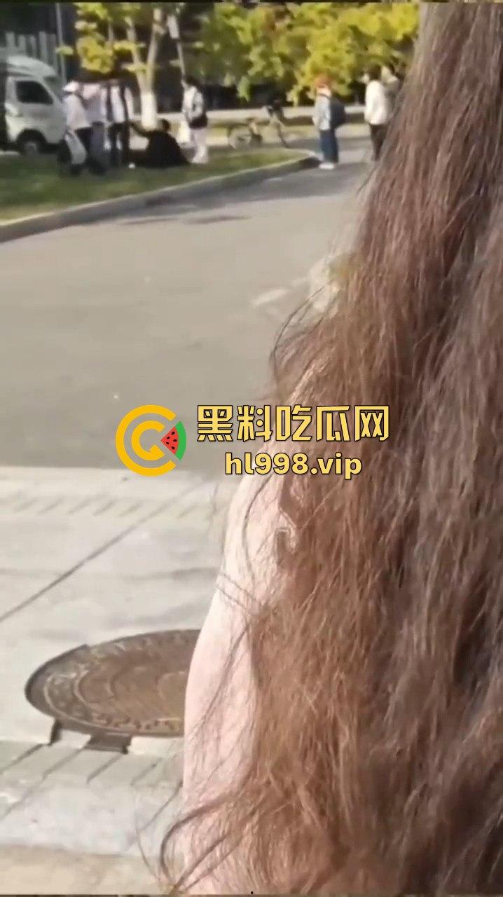大连庄河大学城惊现校服女引发血案！黑衣男被两学生哥误会暴揍，女子都拦不住！  第6张