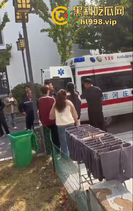 大连庄河大学城惊现校服女引发血案！黑衣男被两学生哥误会暴揍，女子都拦不住！  第10张