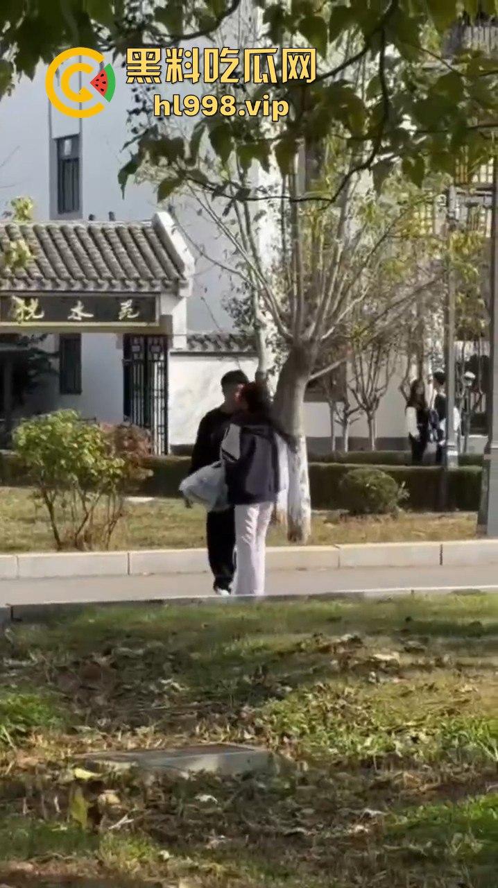 大连庄河大学城惊现校服女引发血案！黑衣男被两学生哥误会暴揍，女子都拦不住！  第13张
