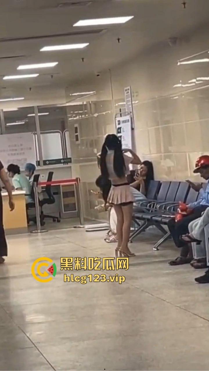 精神病女在医院狂骚！穿得跟没穿一样，过道上跳得骚气冲天，围观群众全程傻眼！  第1张
