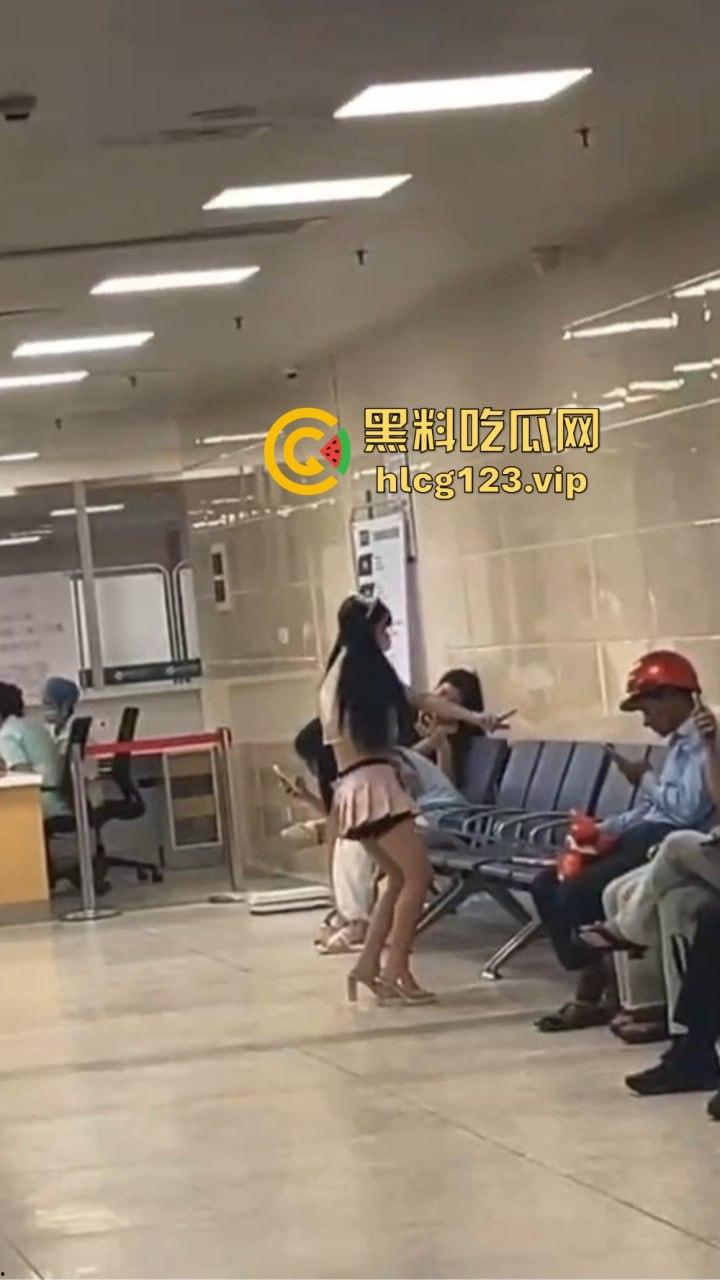 精神病女在医院狂骚！穿得跟没穿一样，过道上跳得骚气冲天，围观群众全程傻眼！  第2张