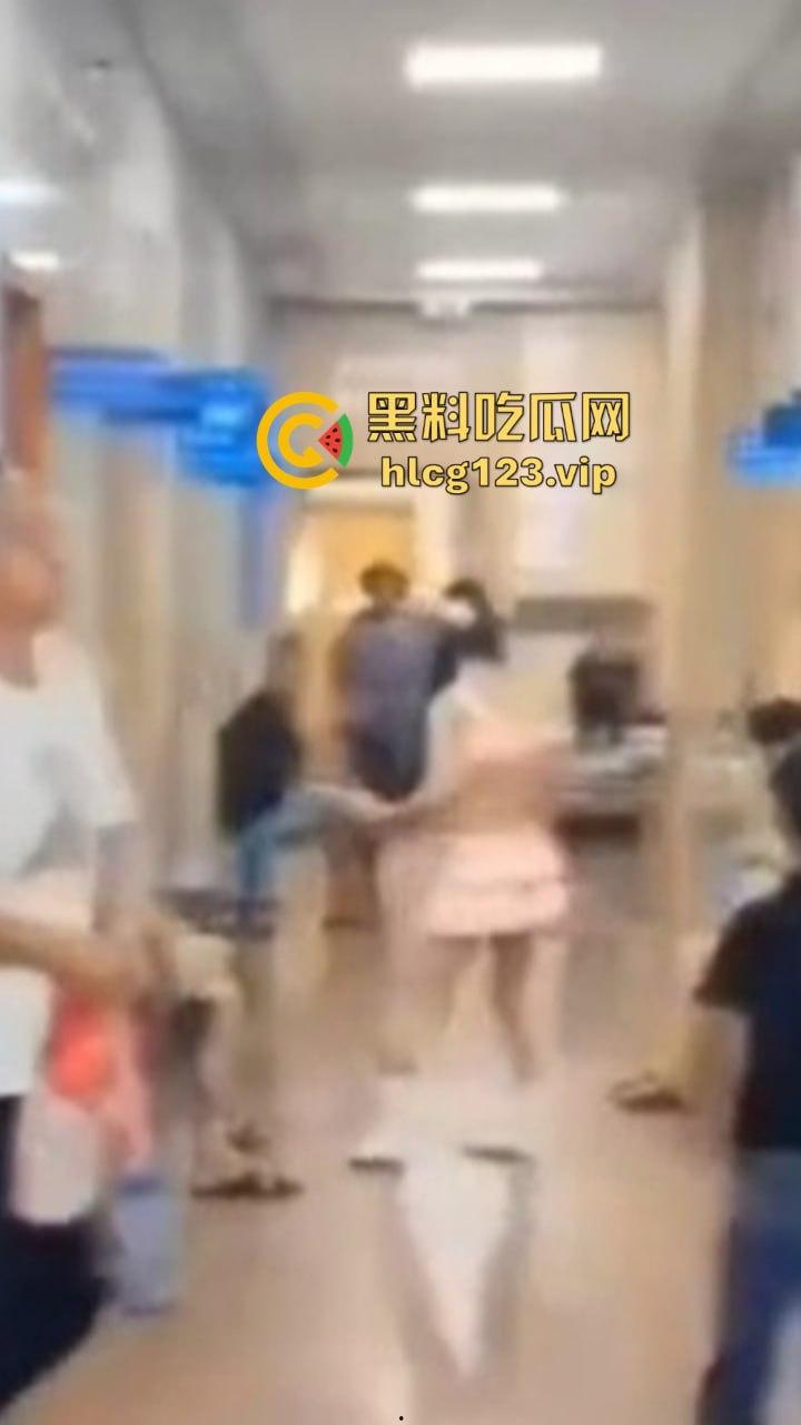 精神病女在医院狂骚！穿得跟没穿一样，过道上跳得骚气冲天，围观群众全程傻眼！  第6张