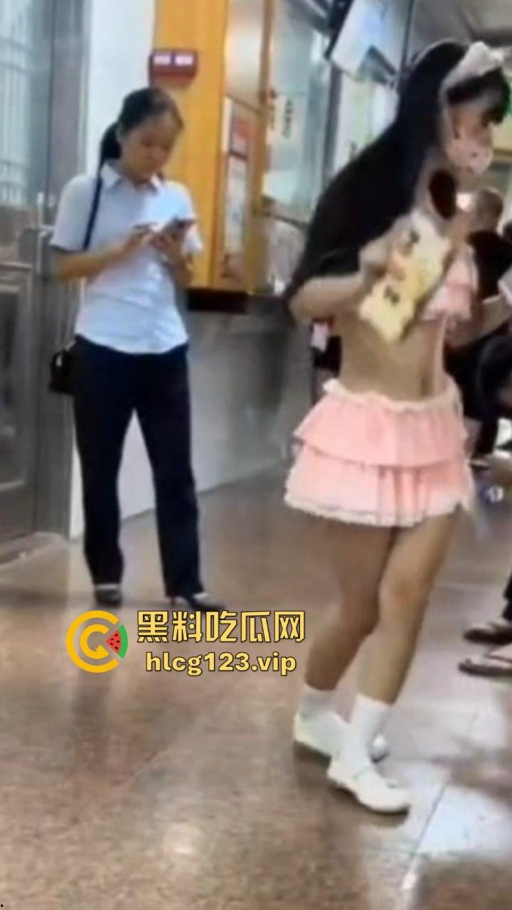 精神病女在医院狂骚！穿得跟没穿一样，过道上跳得骚气冲天，围观群众全程傻眼！  第7张