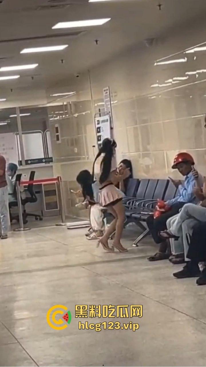 精神病女在医院狂骚！穿得跟没穿一样，过道上跳得骚气冲天，围观群众全程傻眼！  第8张