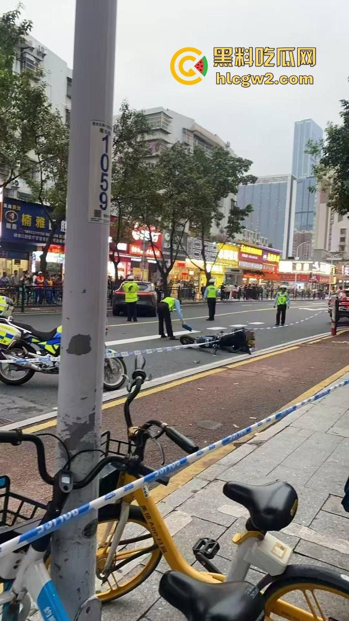 珠海夏湾新能源车失控，撞飞3人血溅街头，司机冷漠围观群众怒骂缺德玩意儿！  第4张