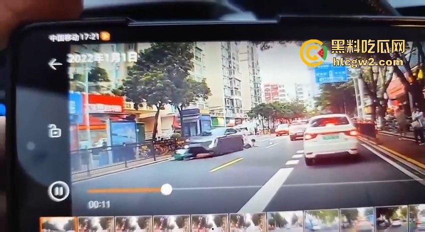 珠海夏湾新能源车失控，撞飞3人血溅街头，司机冷漠围观群众怒骂缺德玩意儿！  第5张