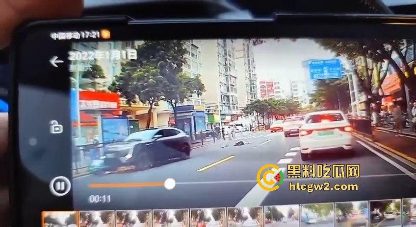 珠海夏湾新能源车失控，撞飞3人血溅街头，司机冷漠围观群众怒骂缺德玩意儿！  第7张
