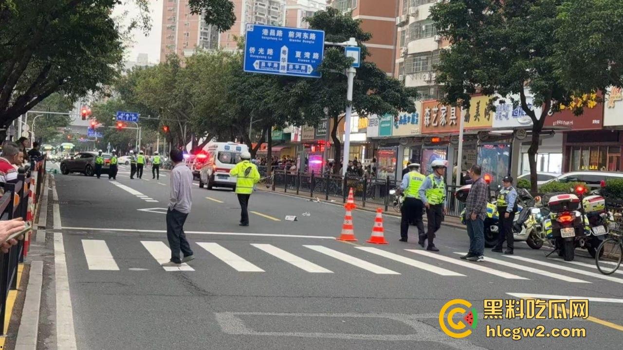 珠海夏湾新能源车失控，撞飞3人血溅街头，司机冷漠围观群众怒骂缺德玩意儿！  第9张