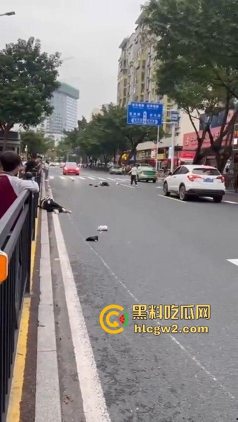 珠海夏湾新能源车失控，撞飞3人血溅街头，司机冷漠围观群众怒骂缺德玩意儿！  第10张