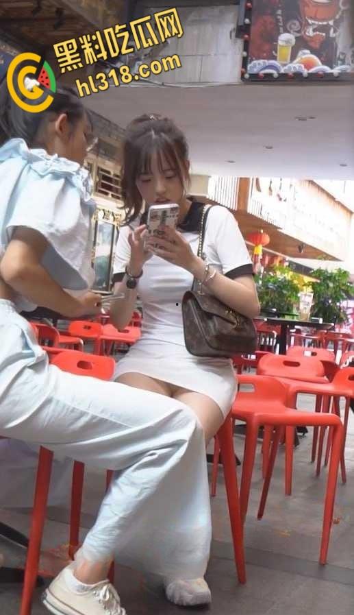 抄底大神街头偷拍，短裙白袜妹妹，雪白美腿白色内裤一看就很单纯，小门户饱满鼓鼓的太诱人了！  第4张