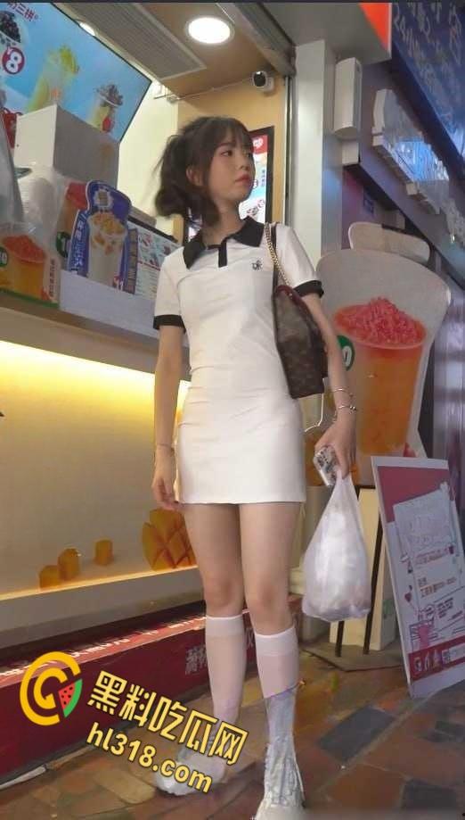 抄底大神街头偷拍，短裙白袜妹妹，雪白美腿白色内裤一看就很单纯，小门户饱满鼓鼓的太诱人了！  第5张