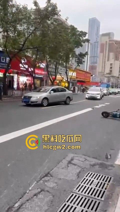 珠海夏湾新能源车失控，撞飞3人血溅街头，司机冷漠围观群众怒骂缺德玩意儿！  第11张