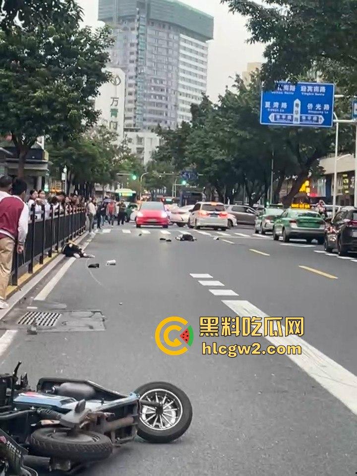 珠海夏湾新能源车失控，撞飞3人血溅街头，司机冷漠围观群众怒骂缺德玩意儿！  第12张