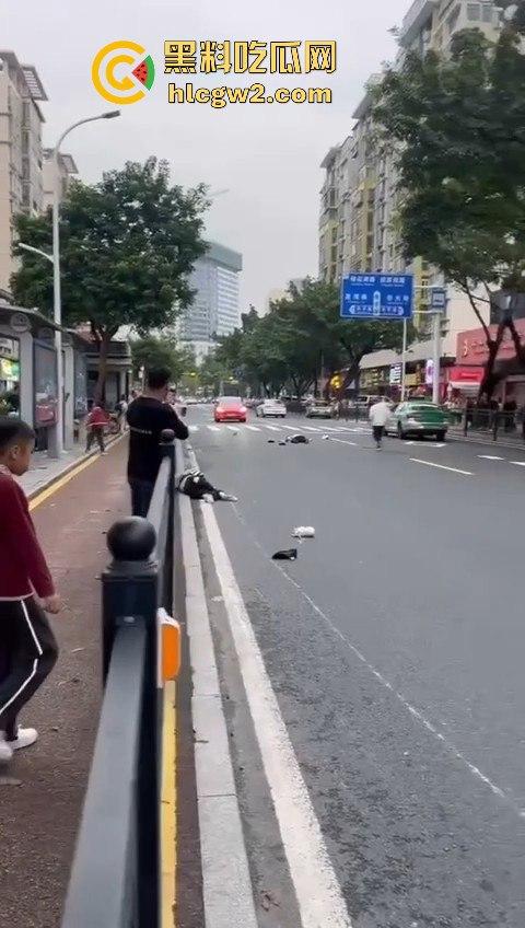 珠海夏湾新能源车失控，撞飞3人血溅街头，司机冷漠围观群众怒骂缺德玩意儿！  第13张