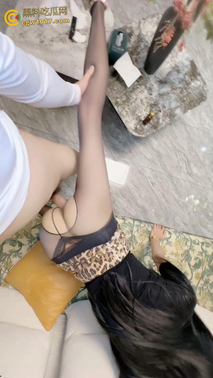 女儿穿着豹纹裙洗碗，被我撕开黑丝猛舔骚穴，超配合得跪地口交，穿着高跟鞋被我抬腿猛插，全射在女儿的黑丝上 ！  第8张