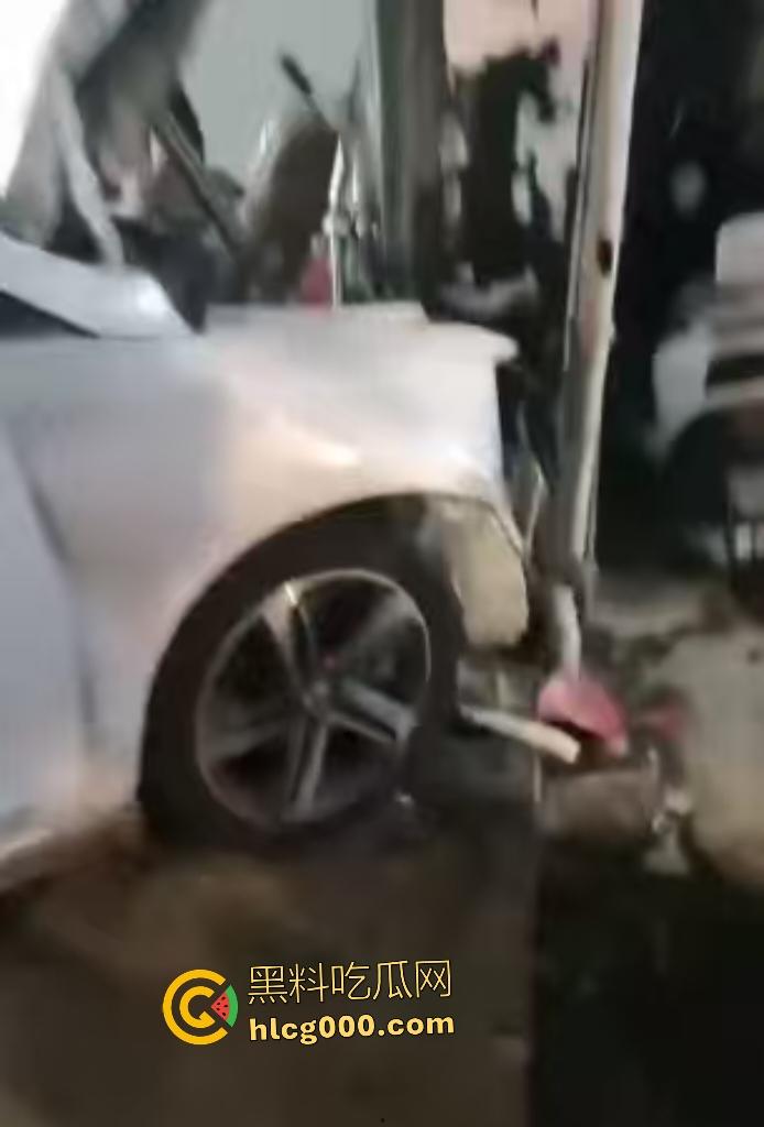 温州轿车化身死神冲撞！店铺崩塌老翁直接血溅断肢，医生来了摸脖子都说没救了！  第6张