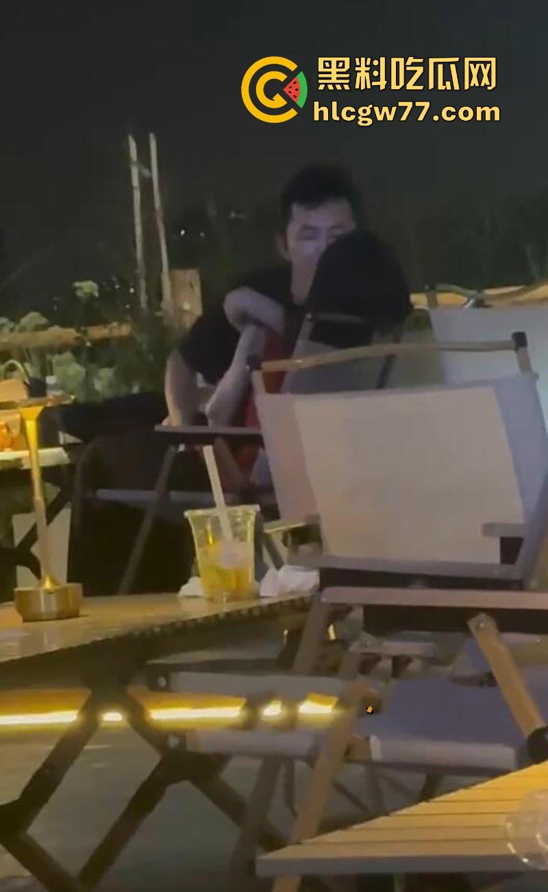 杭州小姐姐吃个宵夜 偶然拍到情侣在候餐位上扣逼 男子不带遮掩使出加藤鹰之手 两位这么饥渴的吗! 第3张 杭州小姐姐吃个宵夜 偶然拍到情侣在候餐位上扣逼 男子不带遮掩使出加藤鹰之手 两位这么饥渴的吗! 第3张