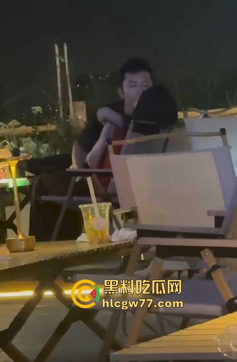 杭州小姐姐吃个宵夜 偶然拍到情侣在候餐位上扣逼 男子不带遮掩使出加藤鹰之手 两位这么饥渴的吗! 第5张 杭州小姐姐吃个宵夜 偶然拍到情侣在候餐位上扣逼 男子不带遮掩使出加藤鹰之手 两位这么饥渴的吗! 第5张