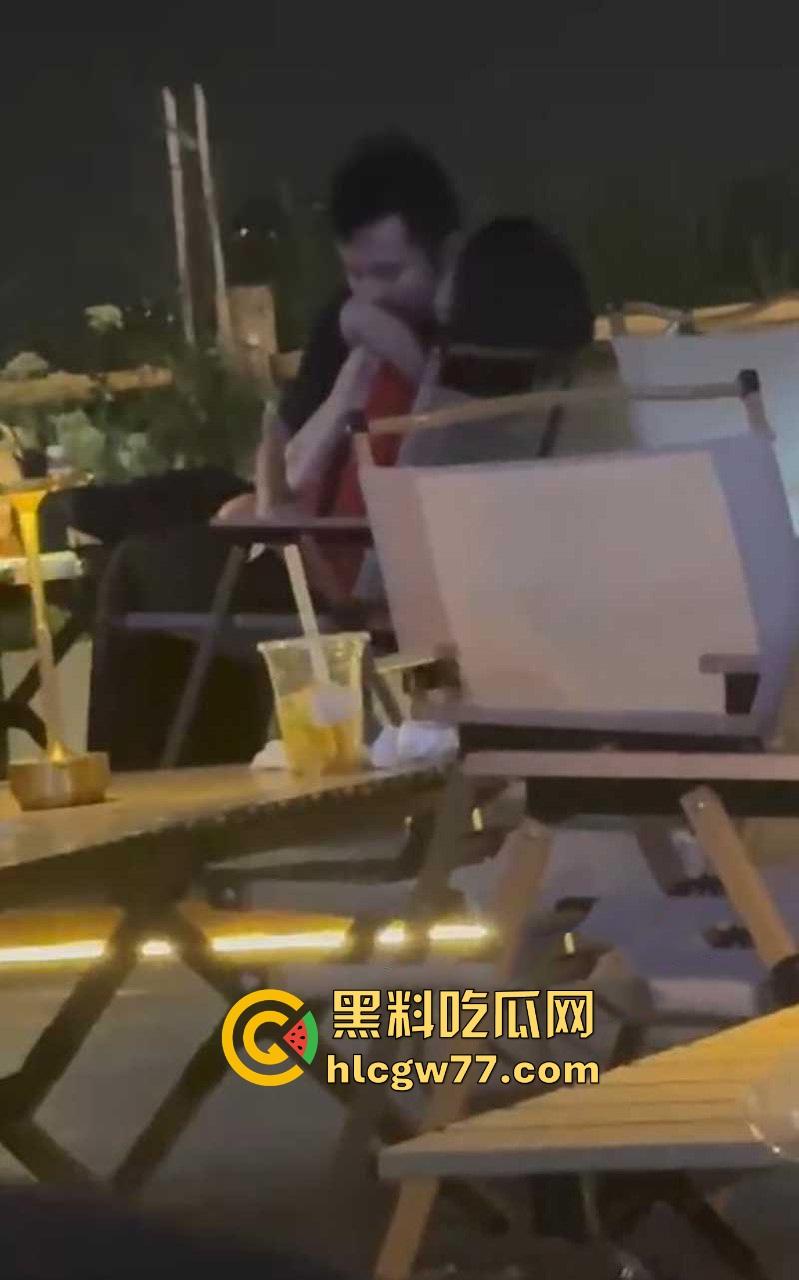 杭州小姐姐吃个宵夜 偶然拍到情侣在候餐位上扣逼 男子不带遮掩使出加藤鹰之手 两位这么饥渴的吗! 第7张 杭州小姐姐吃个宵夜 偶然拍到情侣在候餐位上扣逼 男子不带遮掩使出加藤鹰之手 两位这么饥渴的吗! 第7张