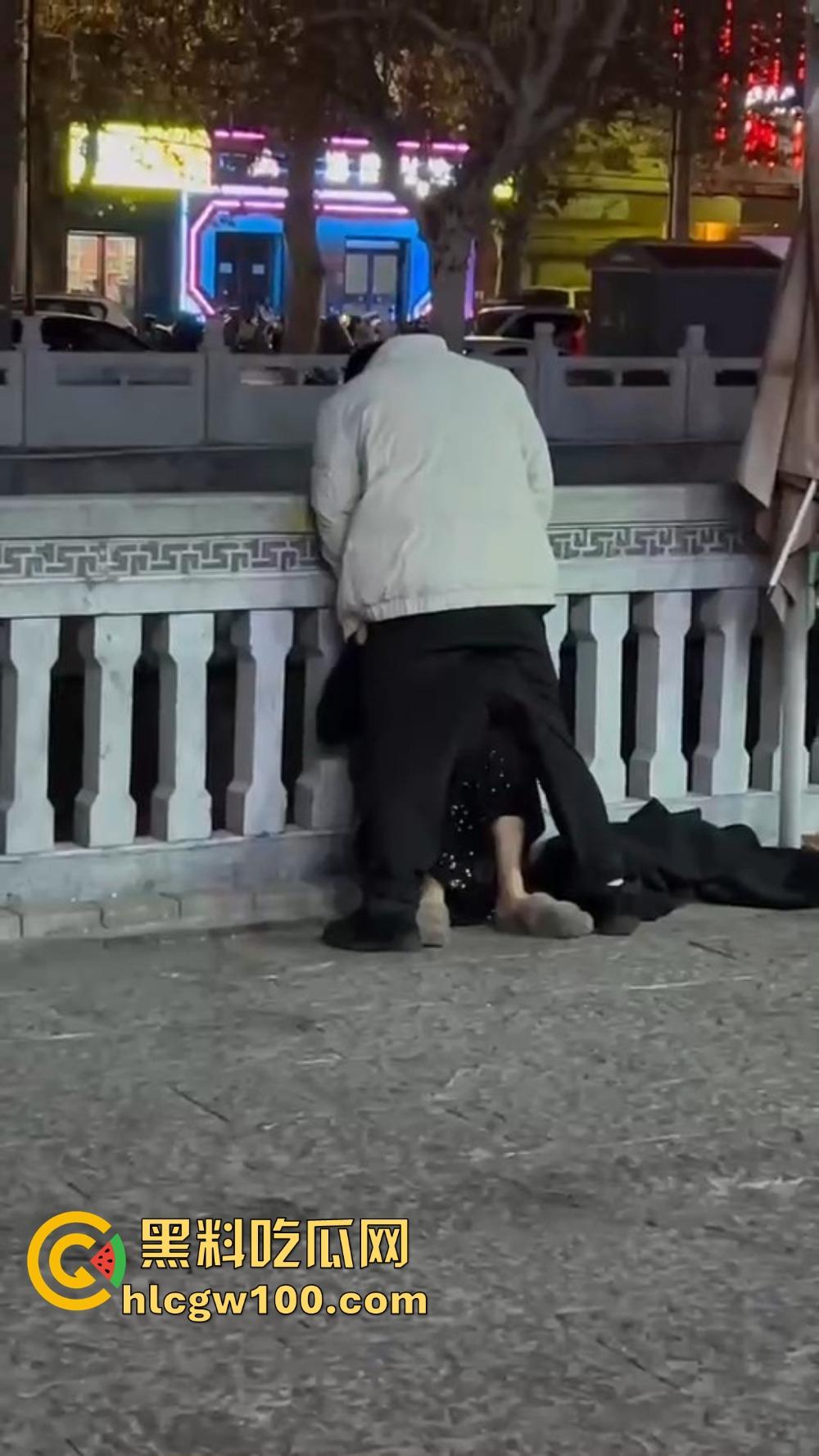 北京大哥路边发情当街怼,强按小姐姐头直接开搞,深喉怼到干呕,小姐姐手不知道该放哪,围观路人直看懵逼! 第6张 北京大哥路边发情当街怼,强按小姐姐头直接开搞,深喉怼到干呕,小姐姐手不知道该放哪,围观路人直看懵逼! 第6张