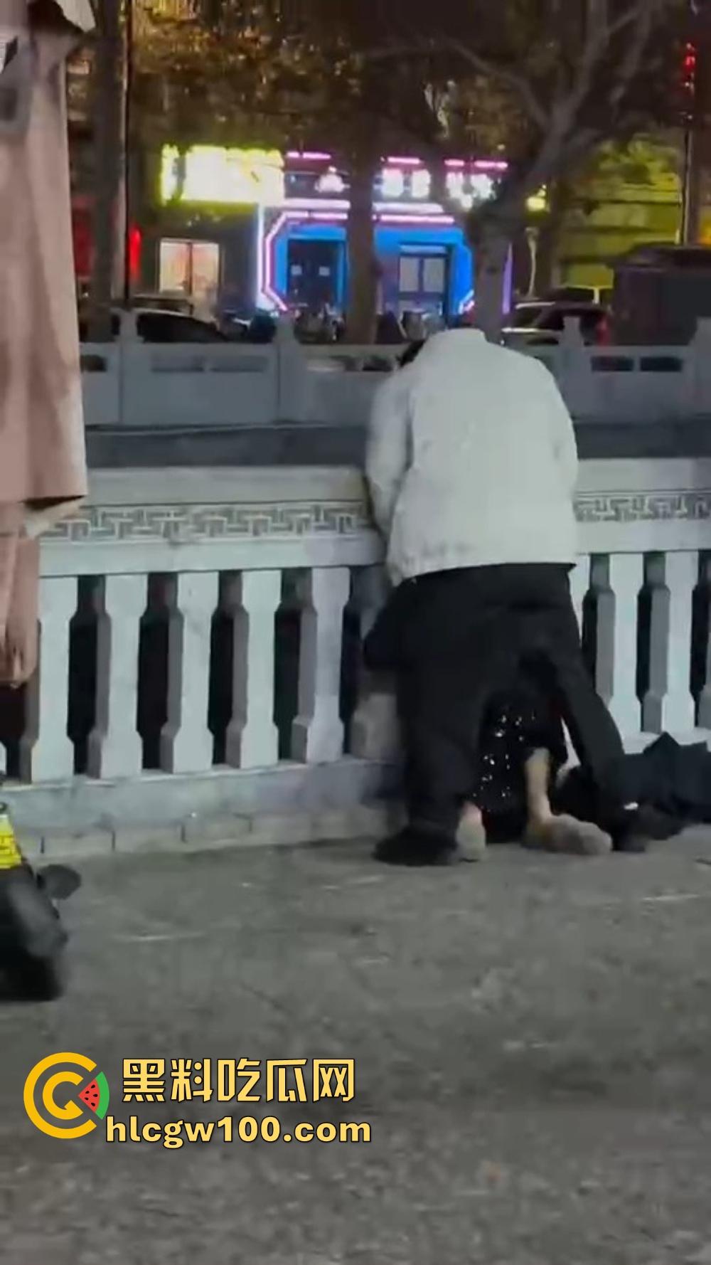 北京大哥路边发情当街怼,强按小姐姐头直接开搞,深喉怼到干呕,小姐姐手不知道该放哪,围观路人直看懵逼! 第7张 北京大哥路边发情当街怼,强按小姐姐头直接开搞,深喉怼到干呕,小姐姐手不知道该放哪,围观路人直看懵逼! 第7张