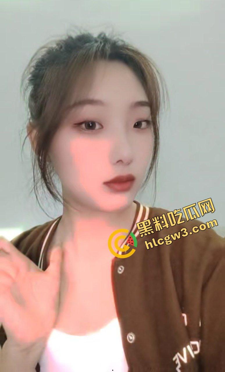 庆阳陇东学院大三反差婊骚货女学生『蒋欣依』下海做鸡赚学费 口爆后怼服务给力！独家流出！  第1张