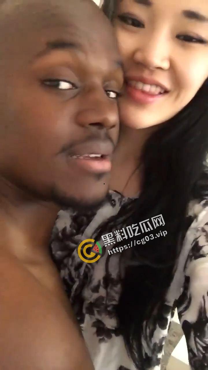 亚裔媚黑婊♠网上和黑鬼秀恩爱 黑鬼转手就讲性爱视频曝光  这是你们媚黑女应得得 第1张